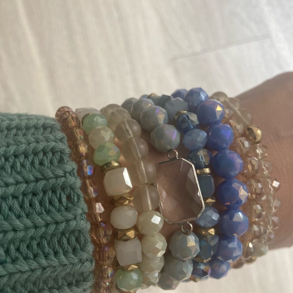 8 String Bracelets - image 3